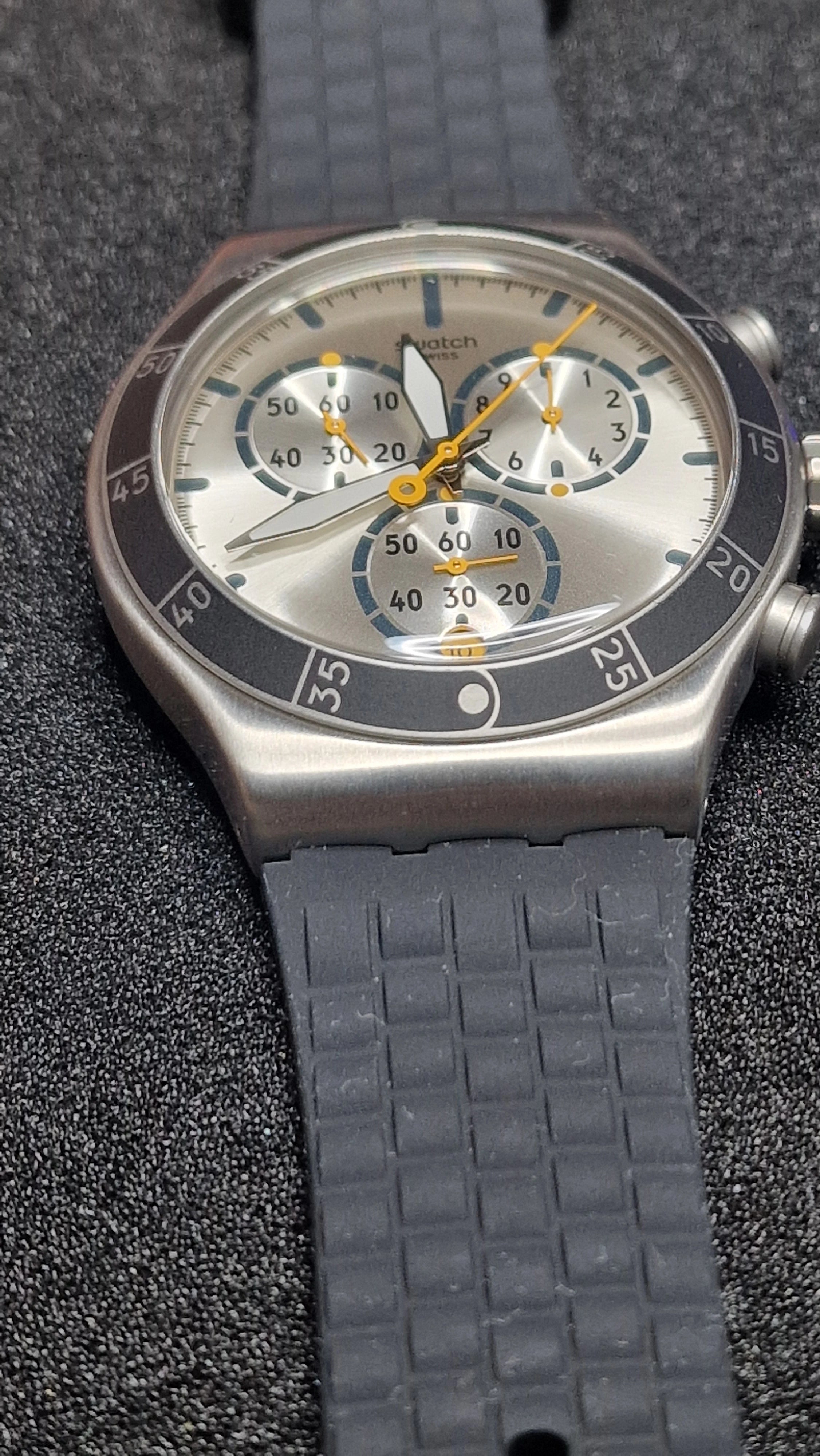 Swatch Irony Chrono YVS420 “Jump High” (AG 2014) – sporty chrono with killer lume 7