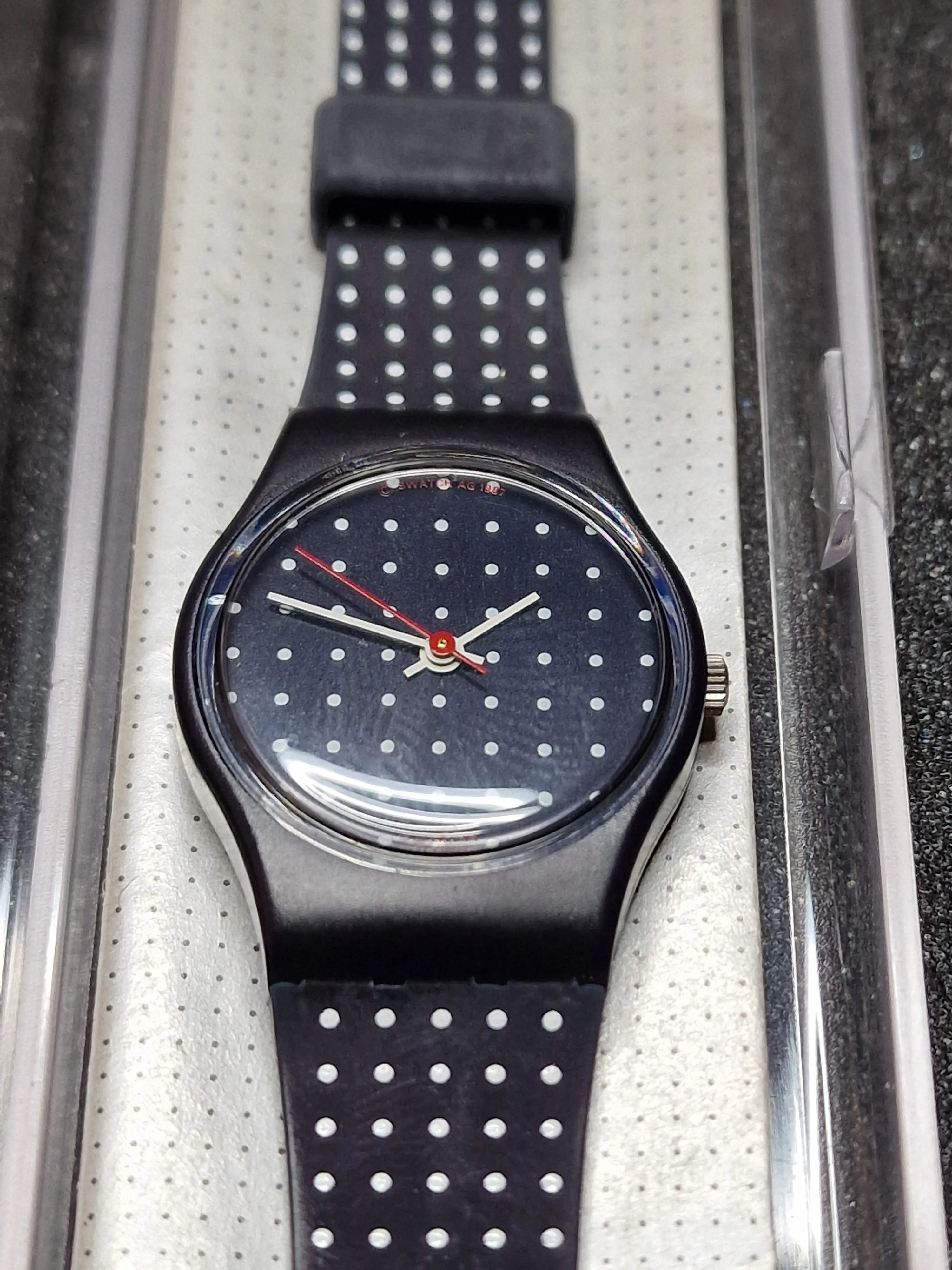⚪ Swatch Lady LN104 “Biarritz” (1988) – Elegant Polka Dot Classic