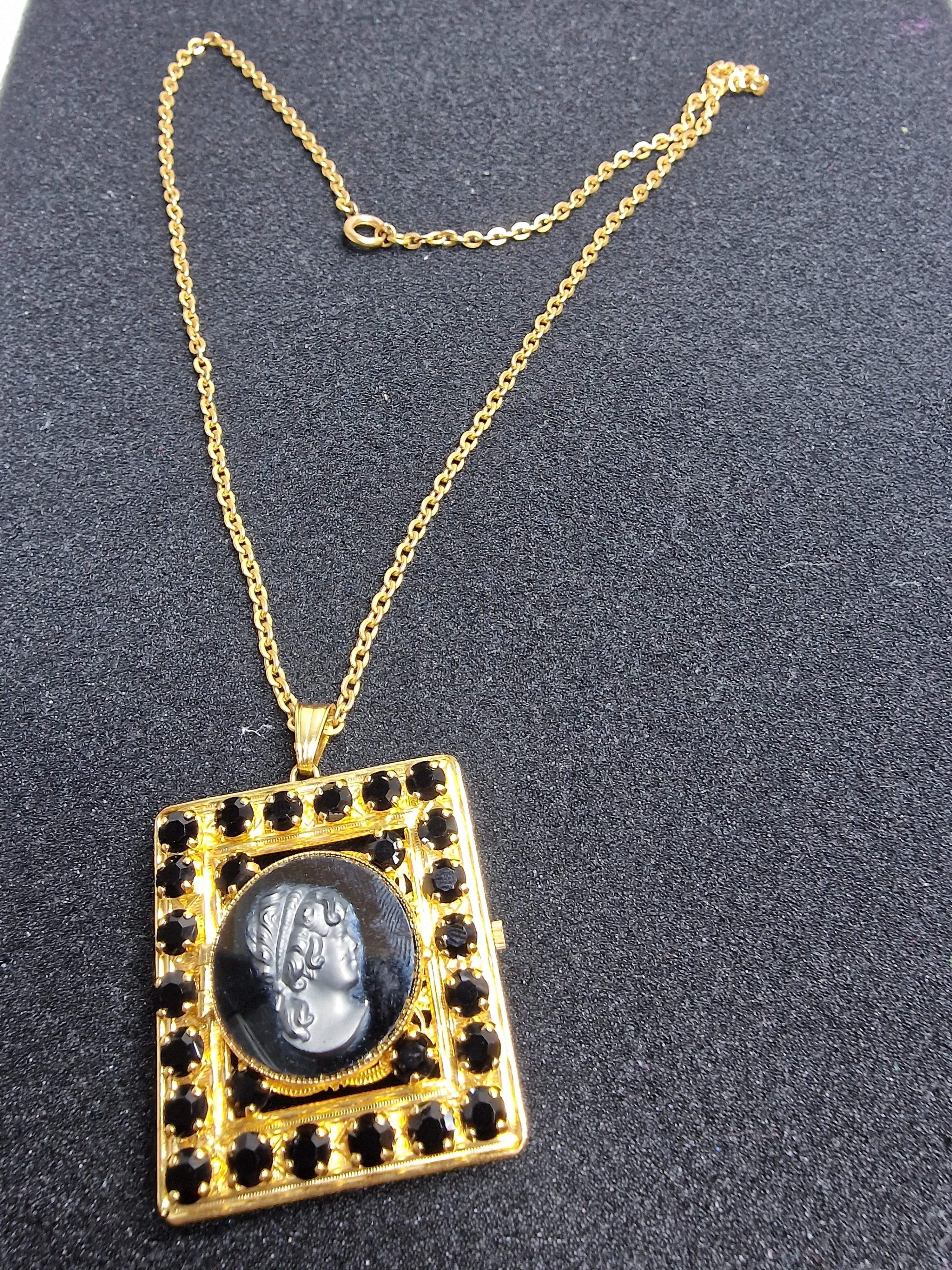 Unworn Vintage Chain Watch – Swiss Made, Hand-Wound, 60s/70s, New Old Stock 16