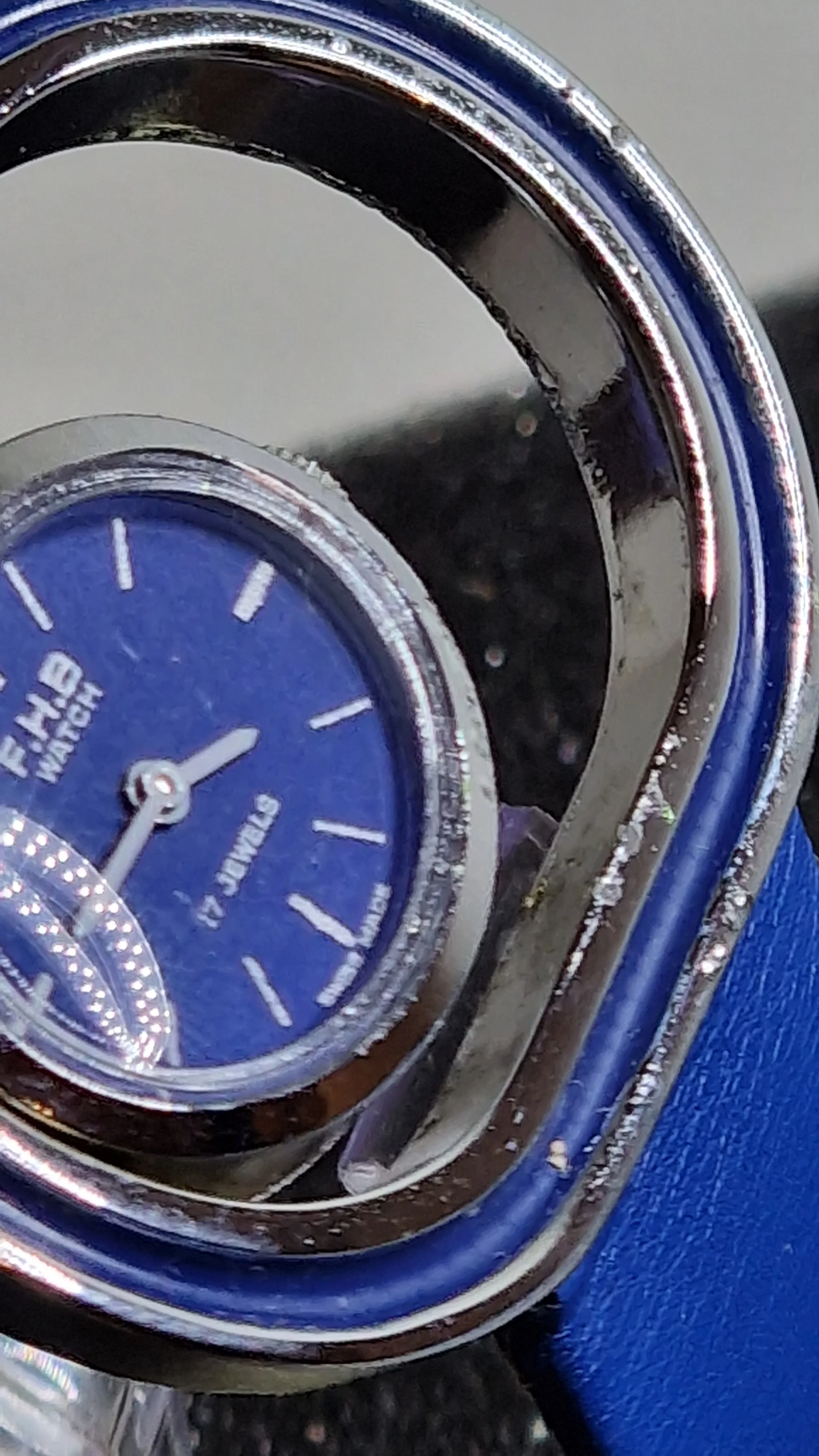 Unworn Vintage Women’s Watch – Hand-Wound, Late 1960s, Swiss Made, Blue Strap 4